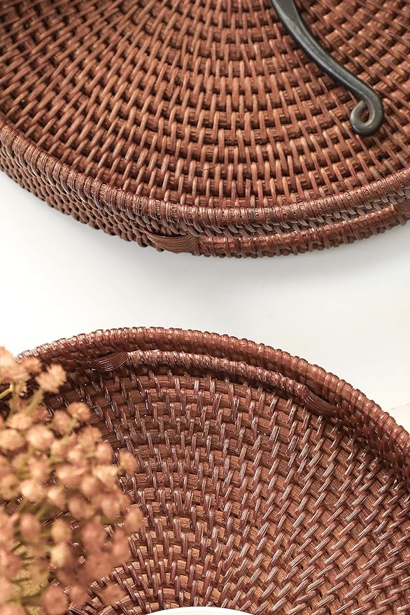 HITOMEN Hand-Woven Round Rattan Serving Tray Decorative Ottoman Wicker Platter with Handles for Coffee Table, Breakfast, Drinks, Snack, Bread, Fruit, Vegetables (Brown Set of 2: M+L)